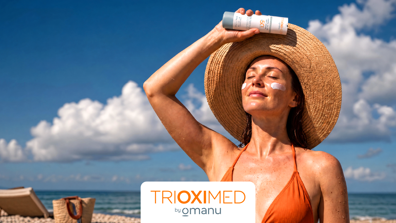 Mujer aplicando protector solar en la playa con sombrero de ala ancha sosteniendo la Crema de Día Despigmentante FPS 50+ de Trioximed durante el verano.